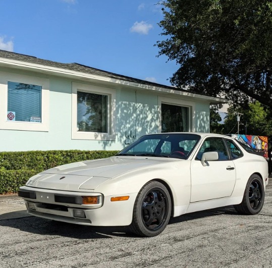 Porsche 944